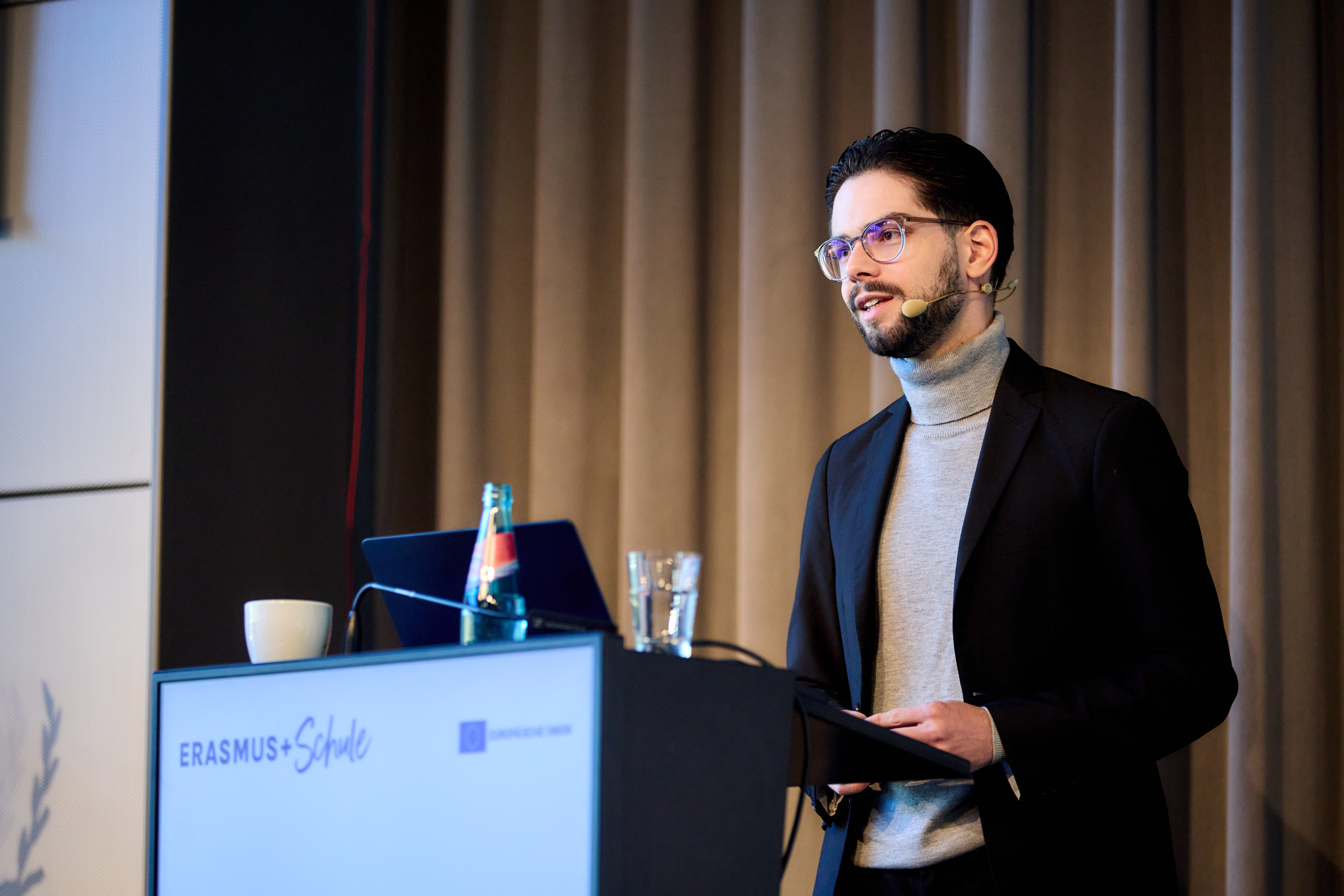 Gabriel Rinaldi leitet eine Lehrkräftefortbildung für Lie Detectors in Potsdam, fotografiert von Marcus Gloger